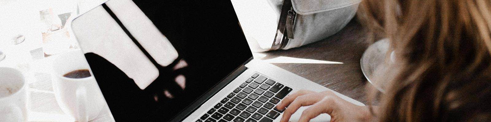 Bostäder Familj Toppbild Person med laptop