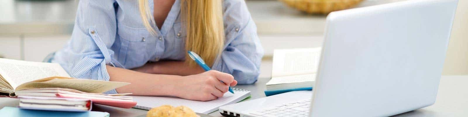 person vid bord som skriver