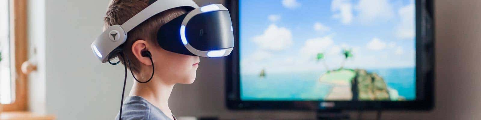 Kille med VR-glasögon